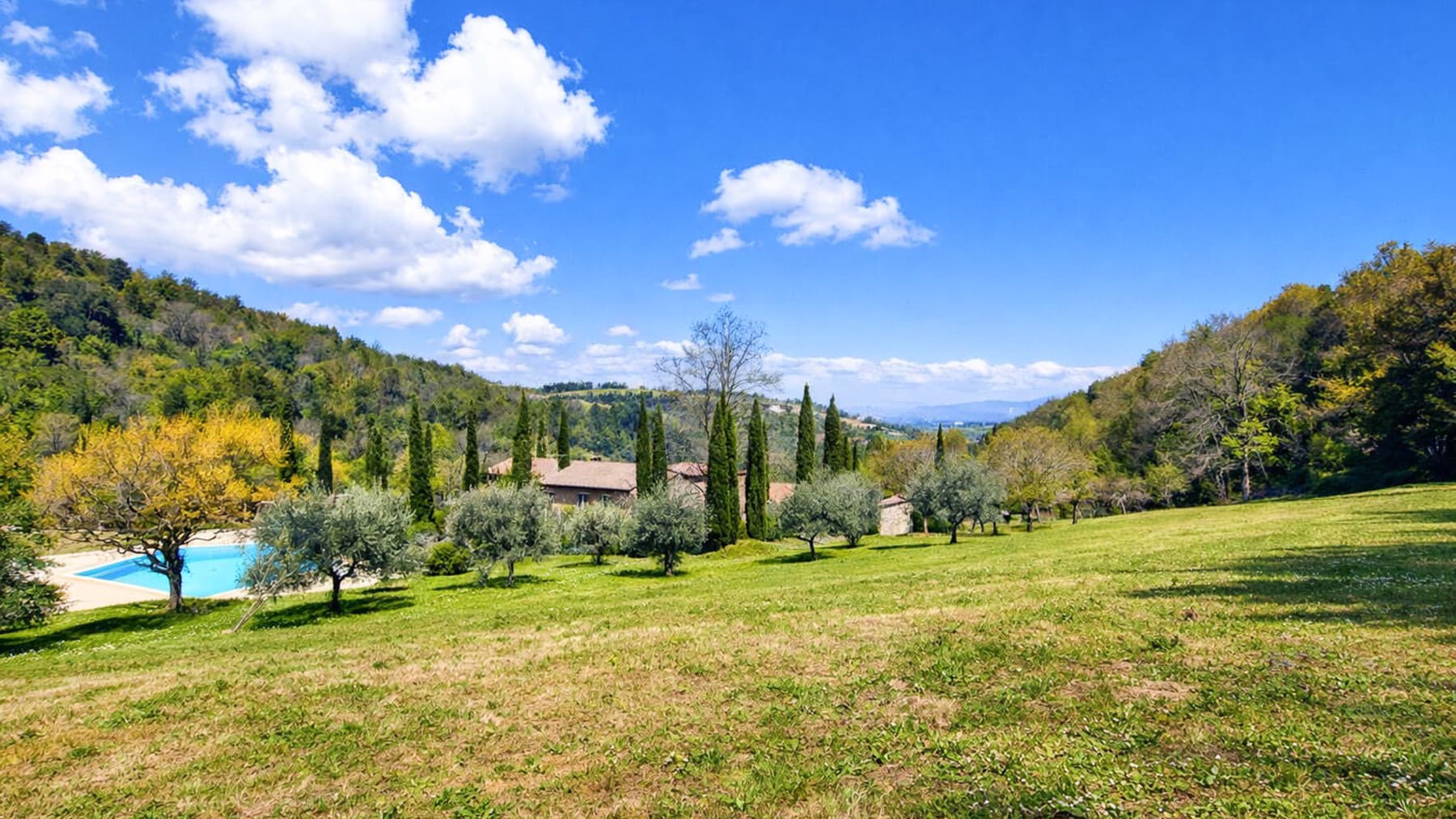 Casale in pietra con piscina a Chianni, Toscana