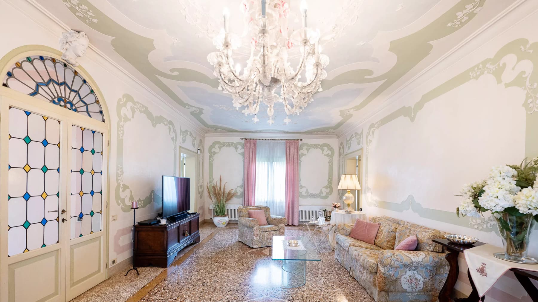Spacious Flat in Villa, Borgo Verde, Veneto Charm