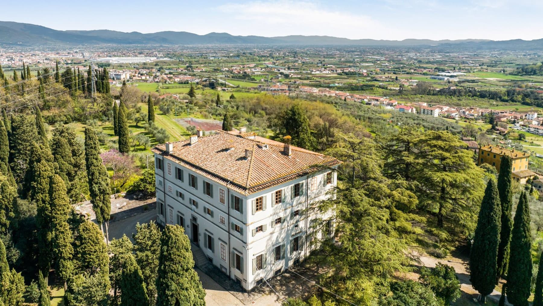 Edificio storico con giardino a Pistoia, Toscana