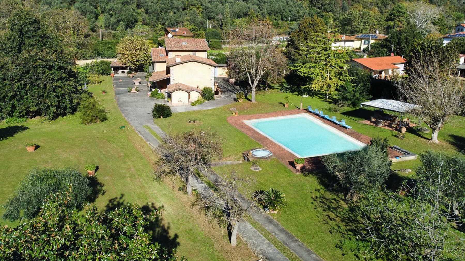 Casale di lusso a Pietrasanta, cuore della Versilia