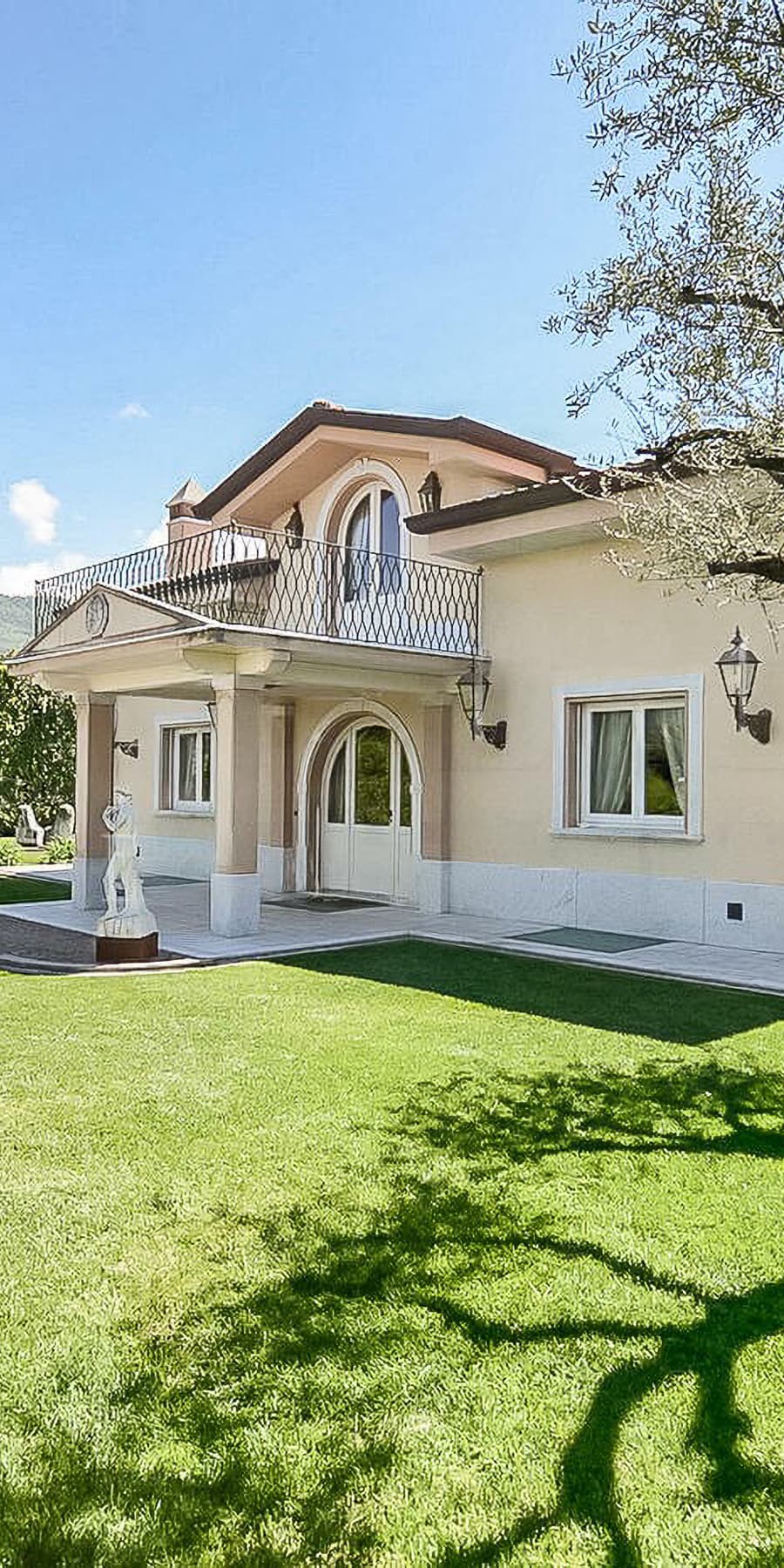 Villa di lusso tra le colline della Versilia