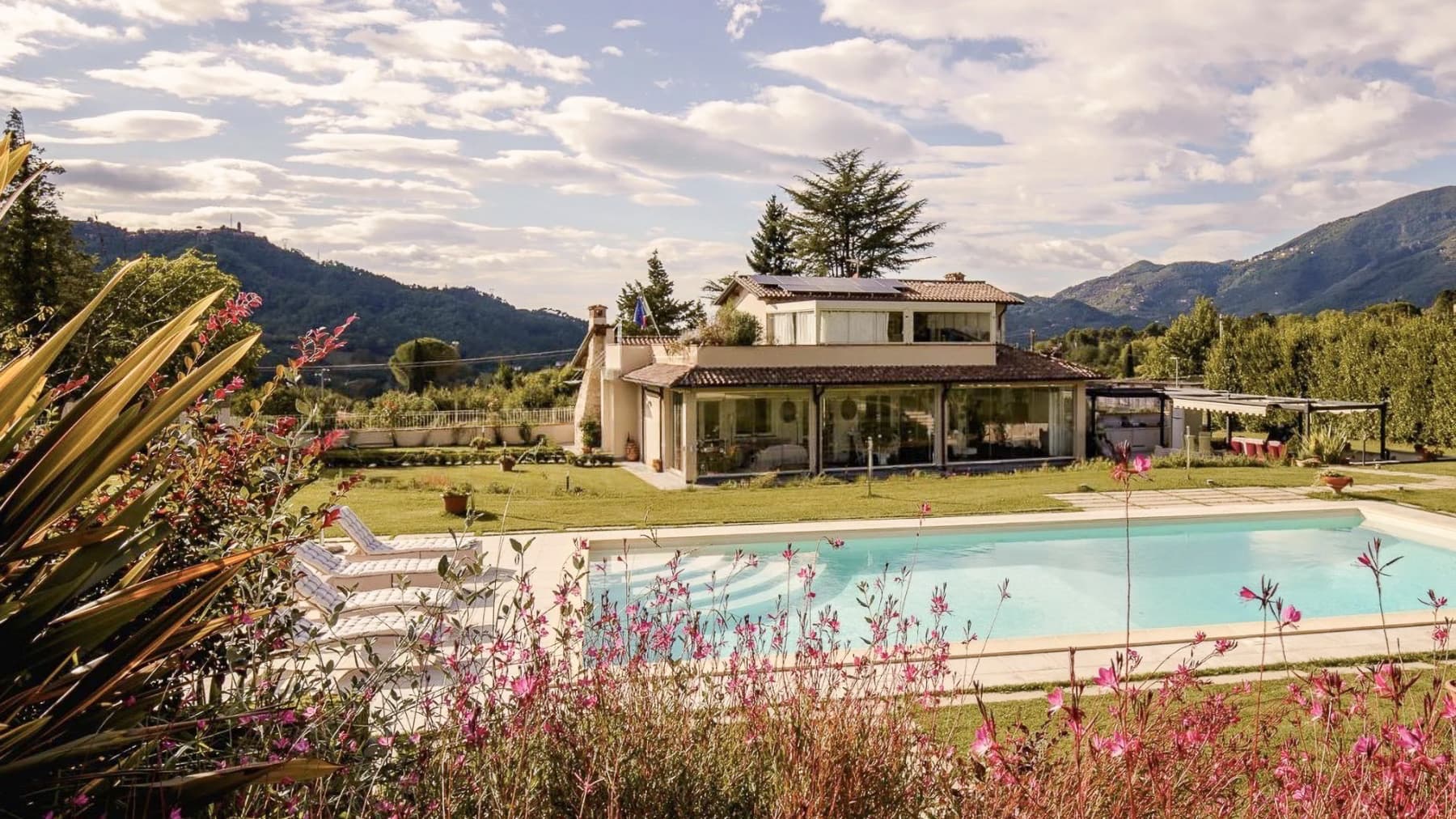 Villa con piscina nella quiete collinare di Camaiore