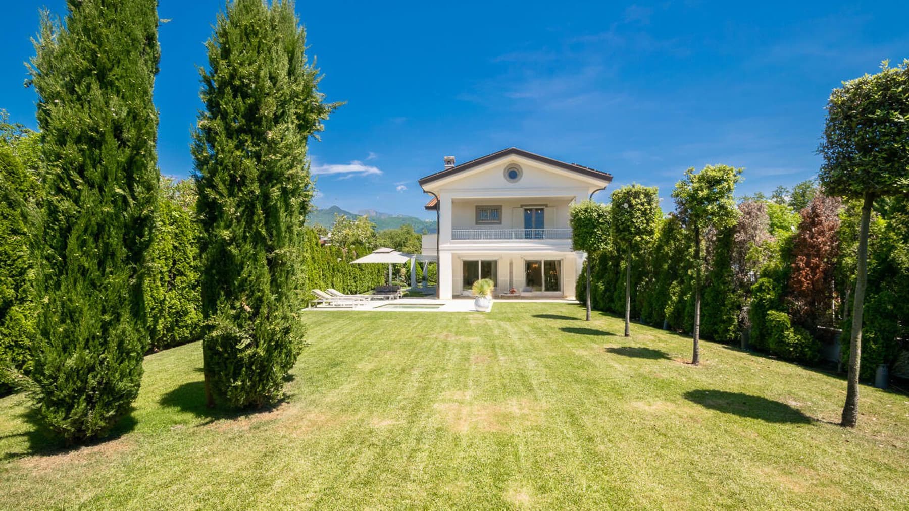 Villa esclusiva a Forte dei Marmi con piscina e giardino
