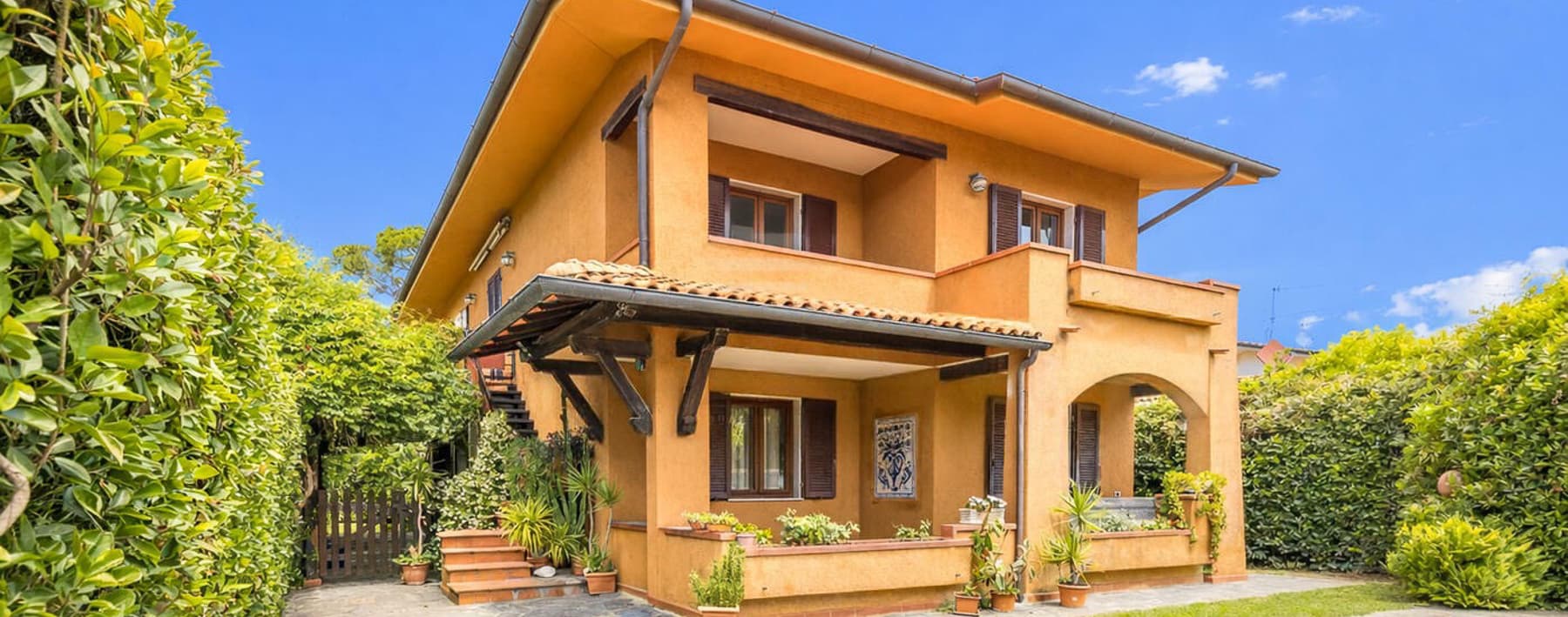 Charming Villa in Prestigious Forte dei Marmi, Tuscany