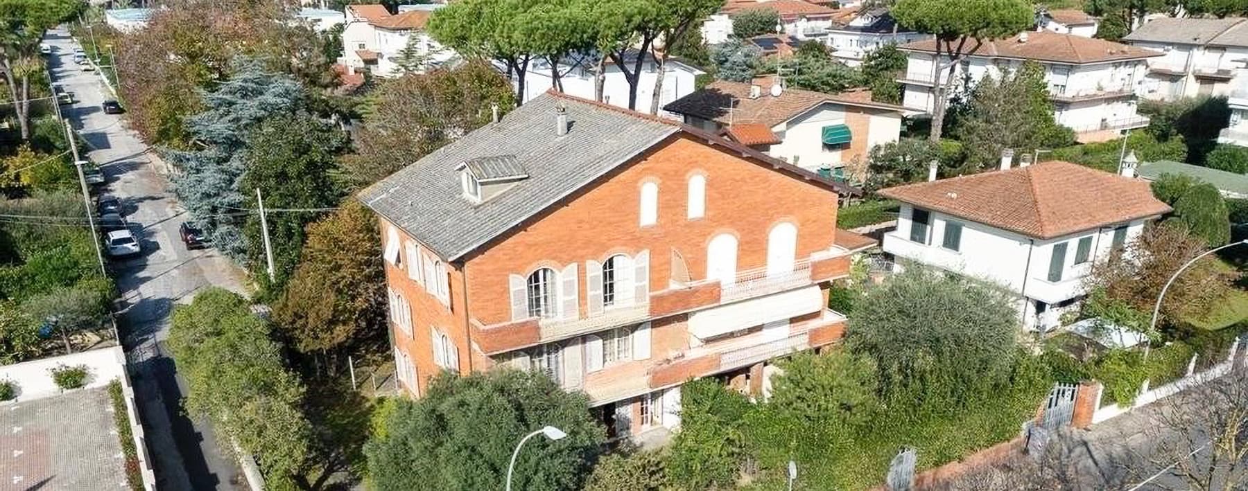 Villa in Versilia's Scenic Camaiore, Tuscany