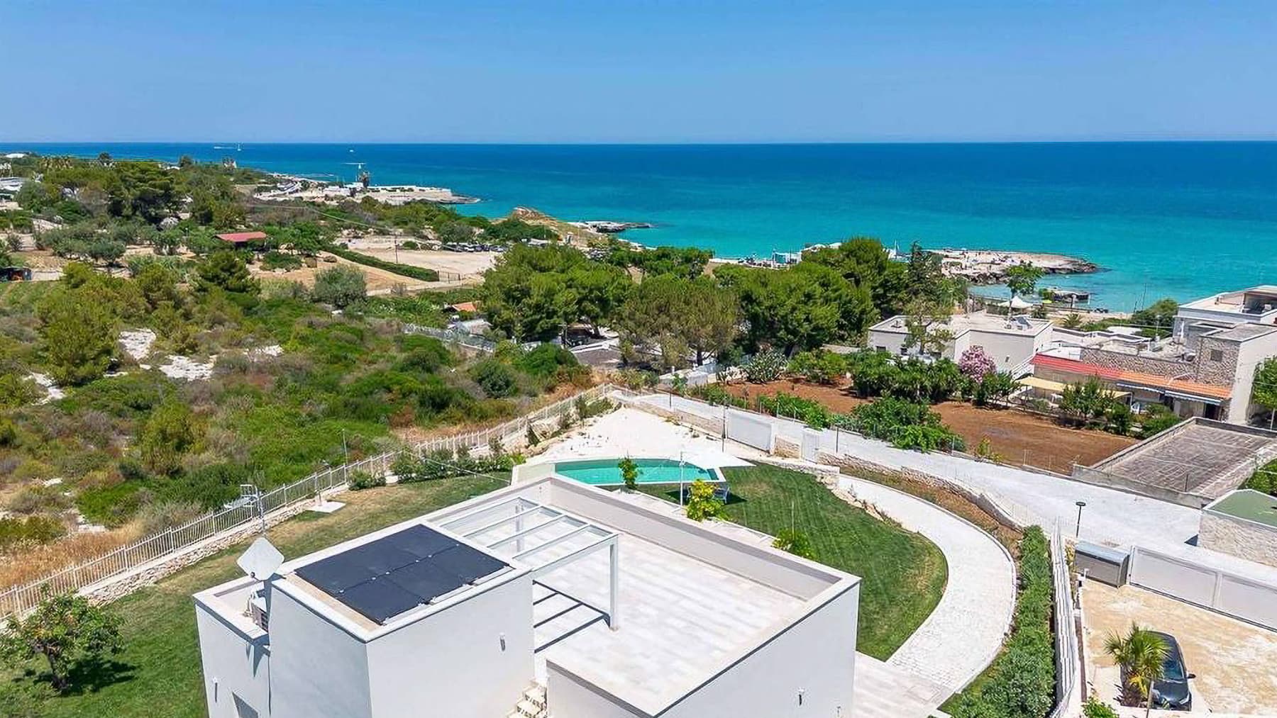 Villa contemporanea a Capitolo, Puglia con vista mare