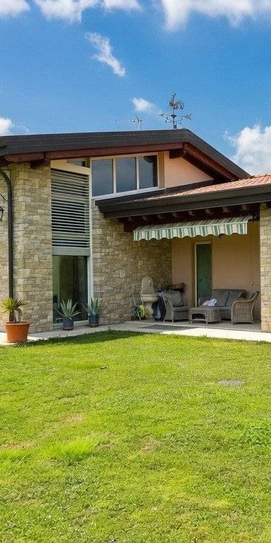 Charming Villa in Ronco, Lombardia