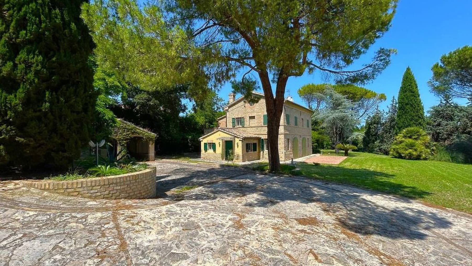 Charming Villa in Zona Montarice, Marche