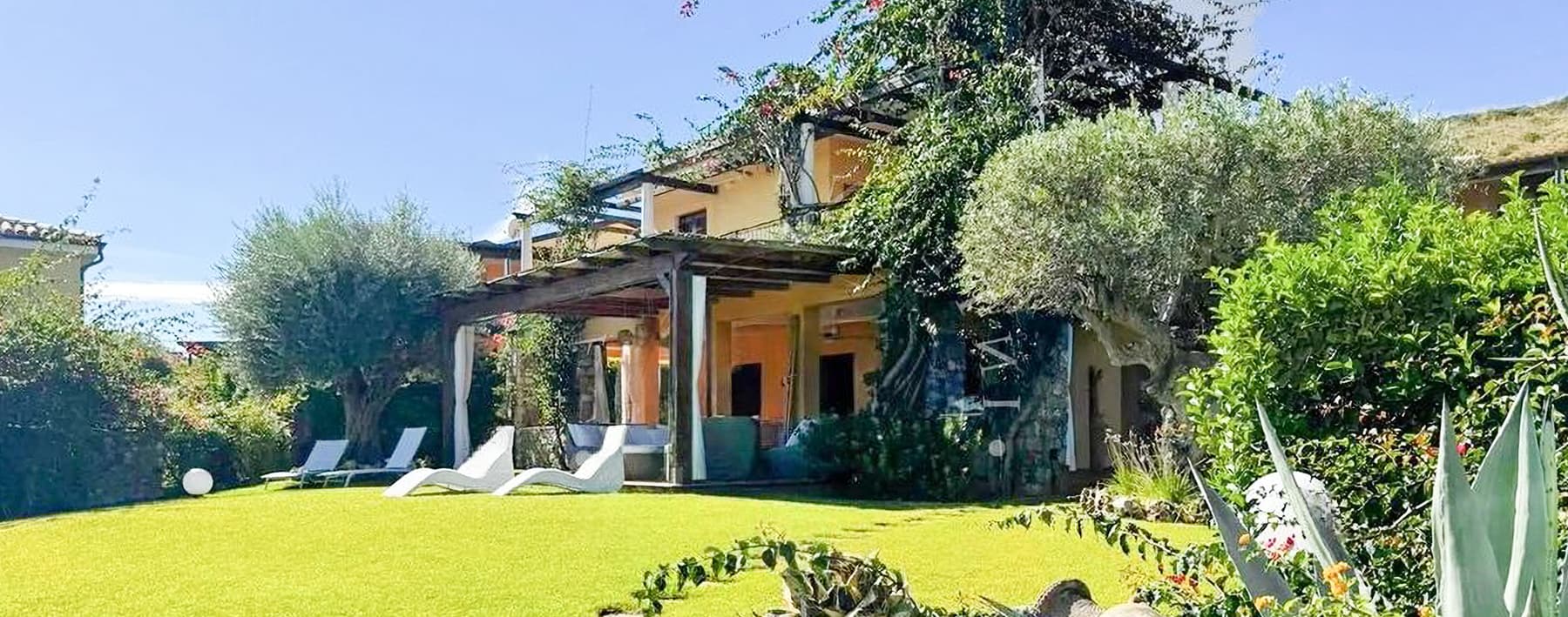 Villa con giardino privato a Diamante, 200 mq di charme