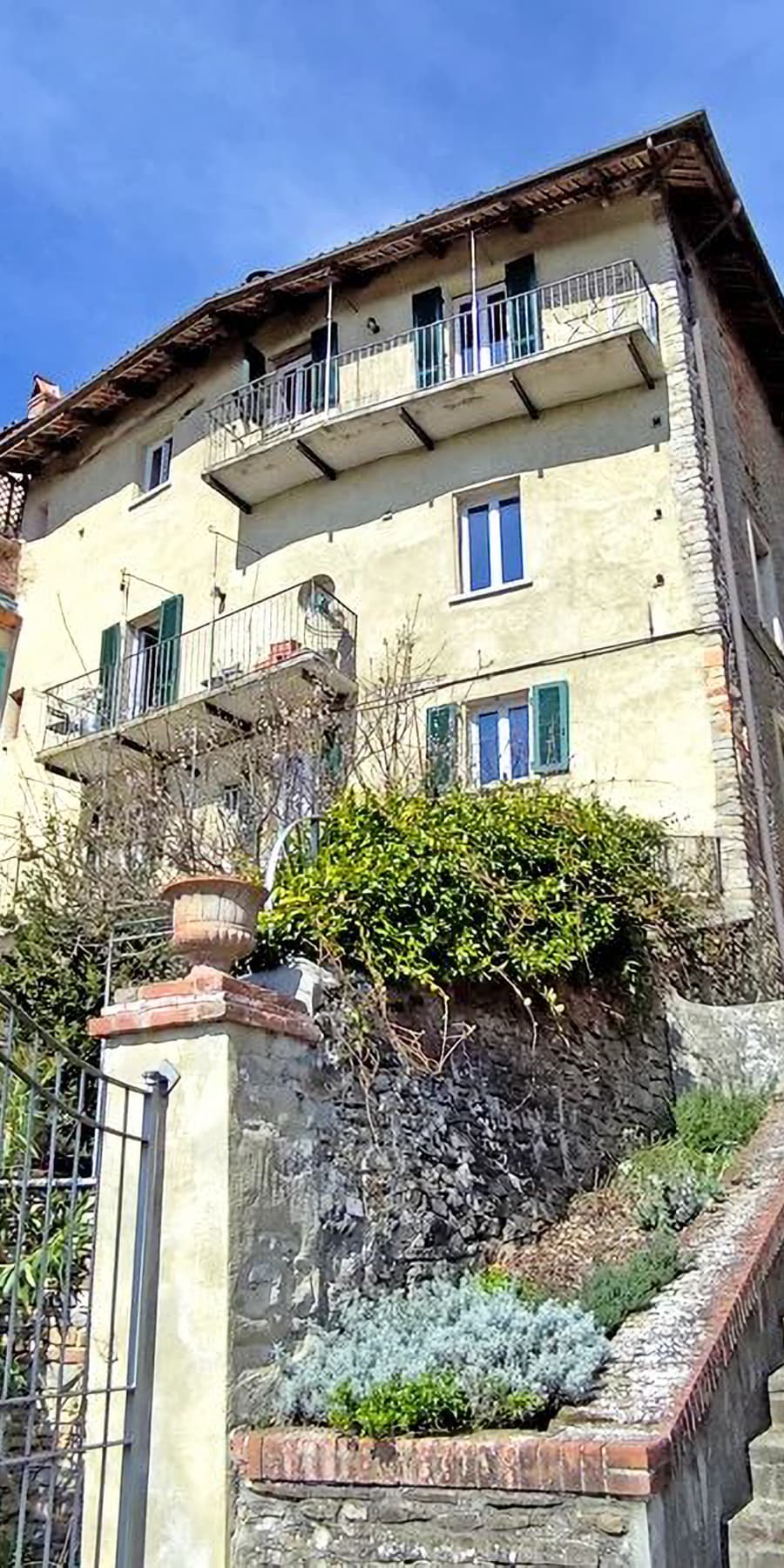 Villa esclusiva con piscina panoramica a Bossolasco