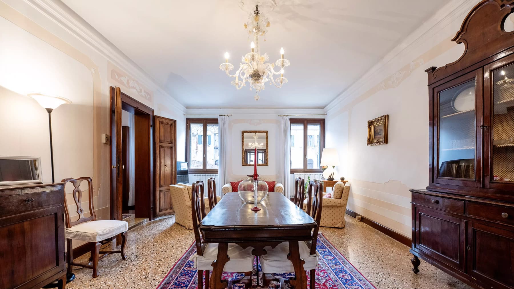 Refined Apartment Overlooking Garden in Venice, Veneto