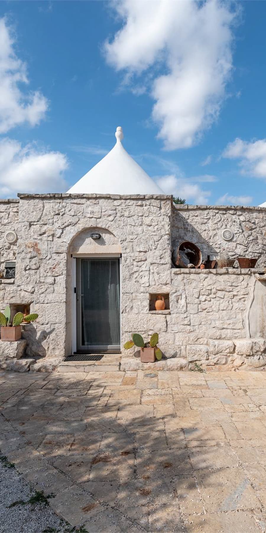 Trullo con giardino a San Michele Salentino, Puglia