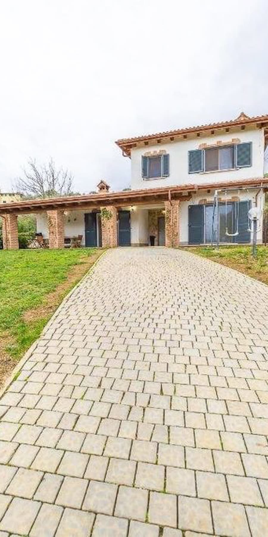 Villa elegante immersa nel verde a Fonte Nuova, Roma