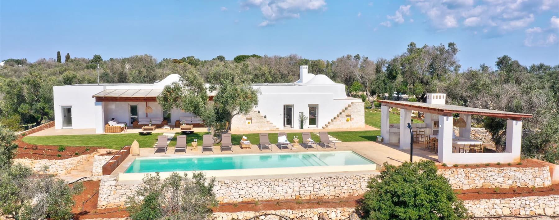 Trullo con piscina nella campagna di Ostuni, Puglia