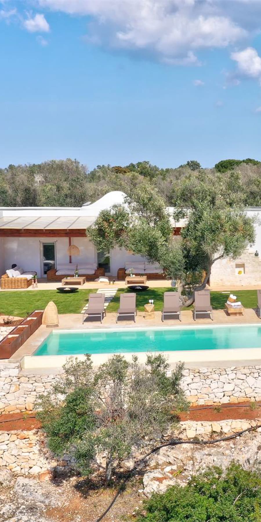 Trullo con piscina nella campagna di Ostuni, Puglia