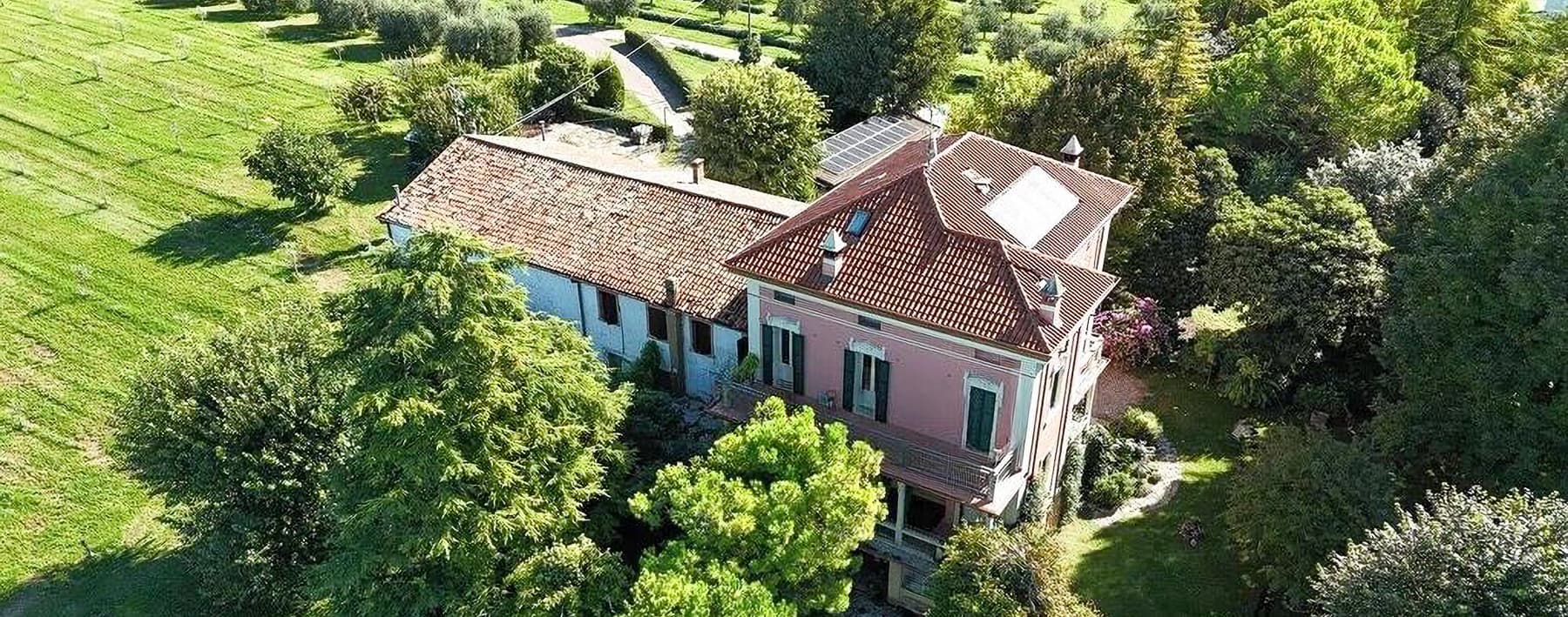 Villa storica a Lazise, incanto sul Lago di Garda