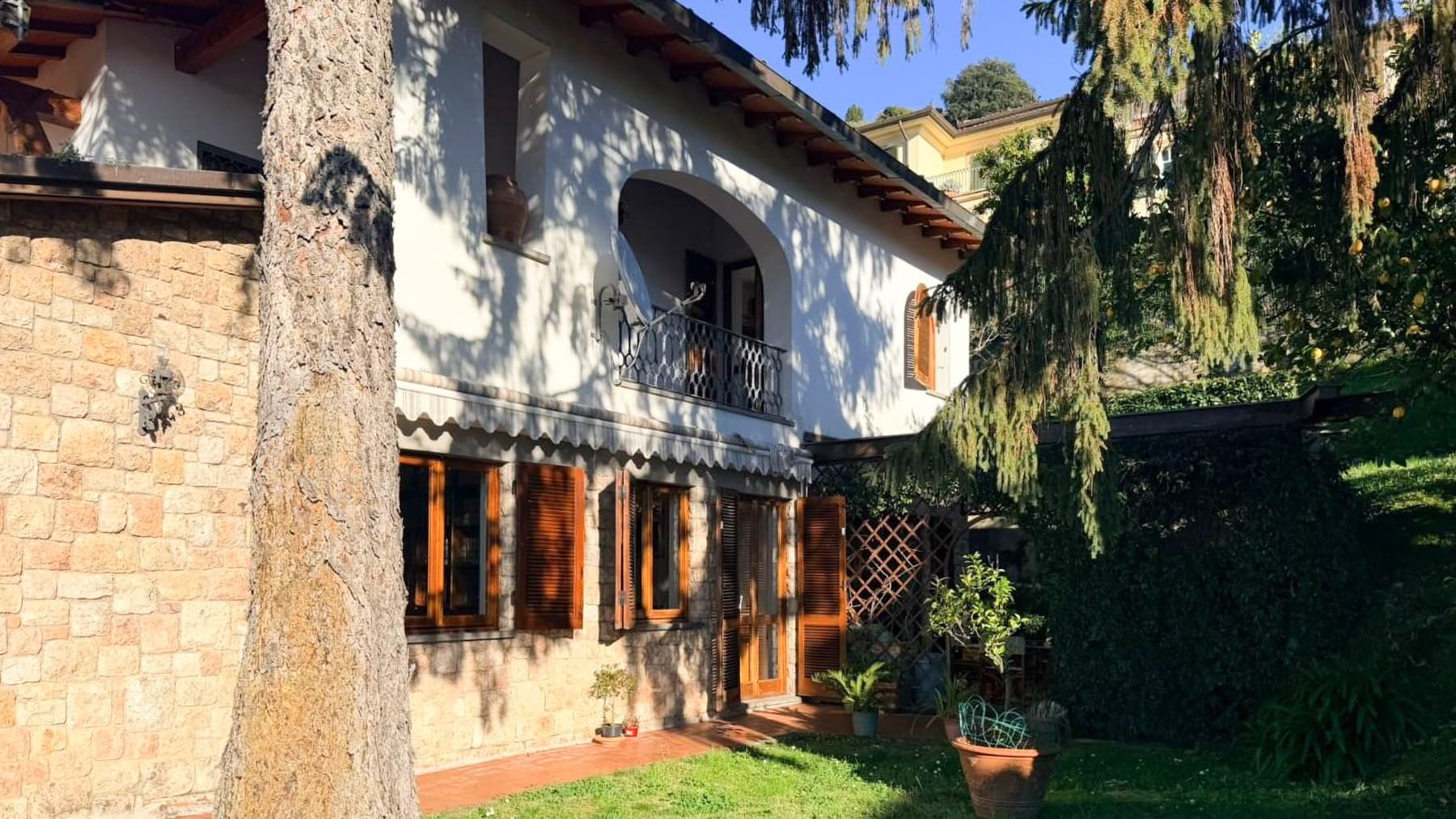 Villa bifamiliare elegante a Massa, 220 mq di comfort