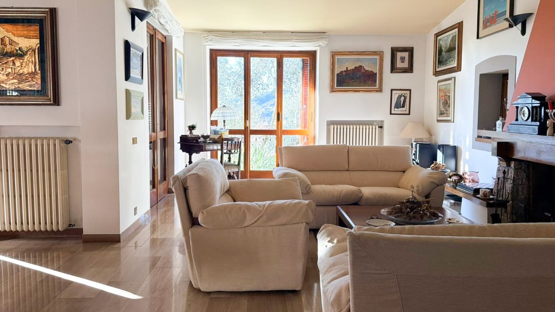 Villa bifamiliare elegante a Massa, 220 mq di comfort