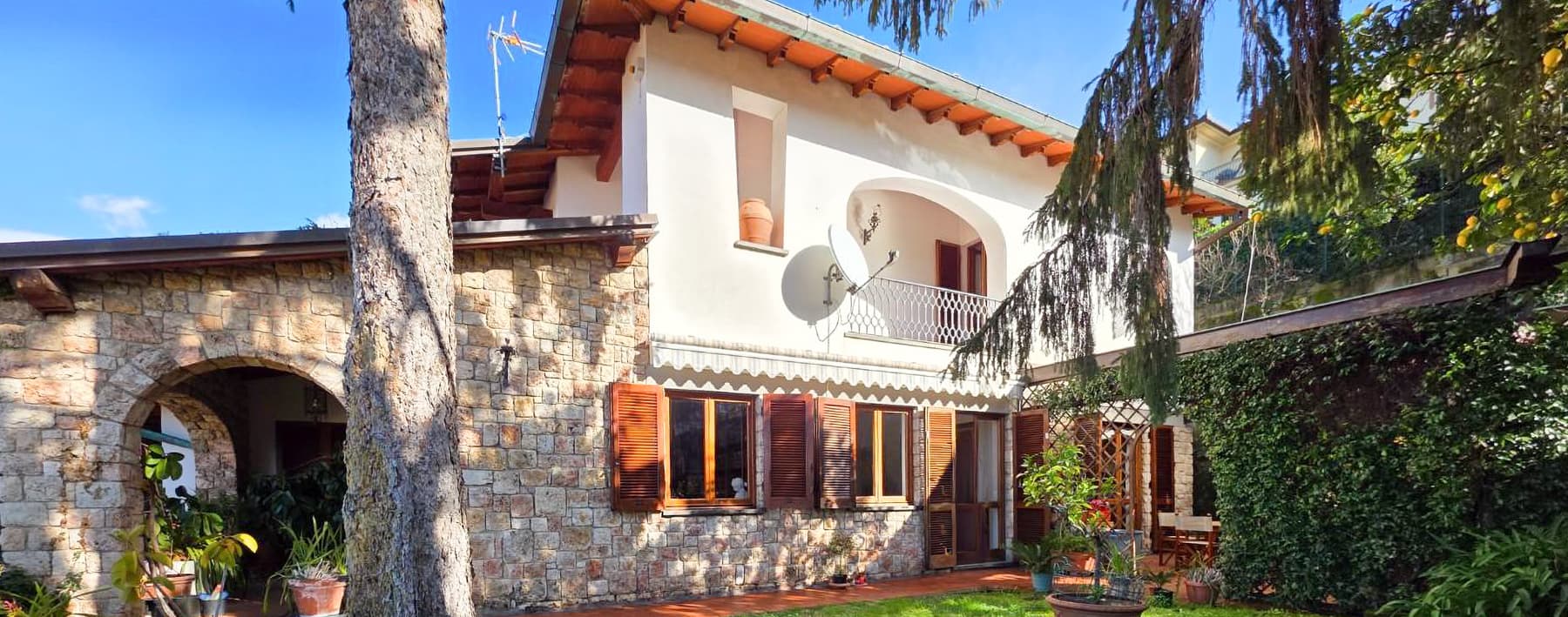 Villa bifamiliare elegante a Massa, 220 mq di comfort