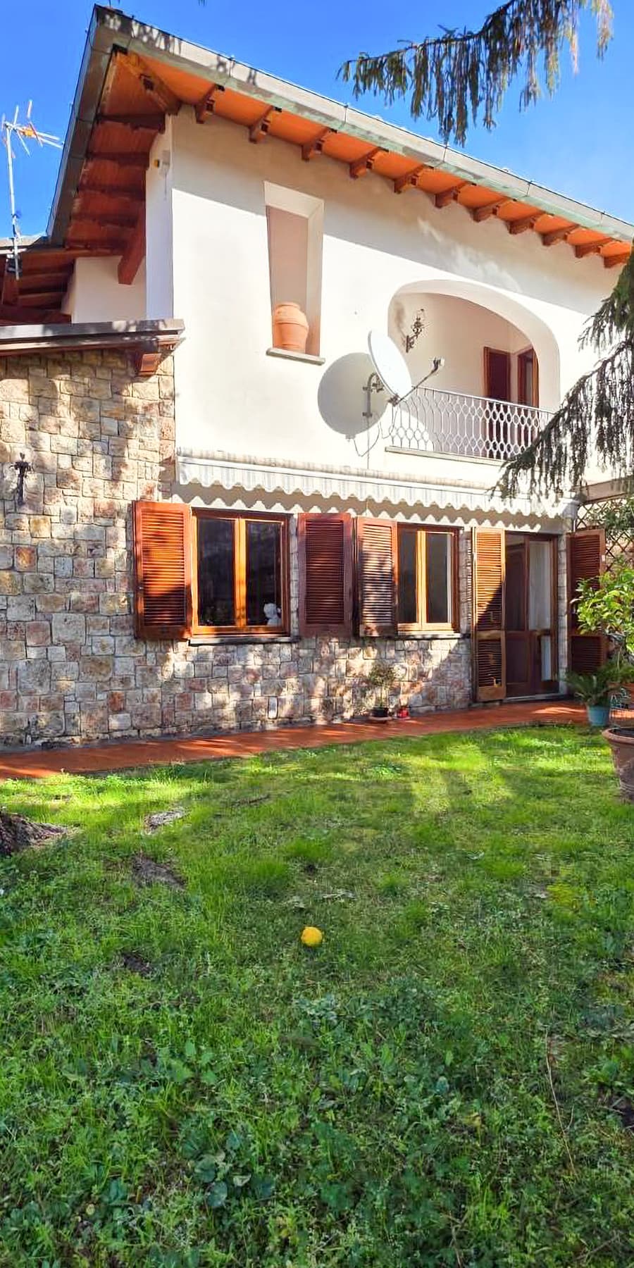 Villa bifamiliare elegante a Massa, 220 mq di comfort