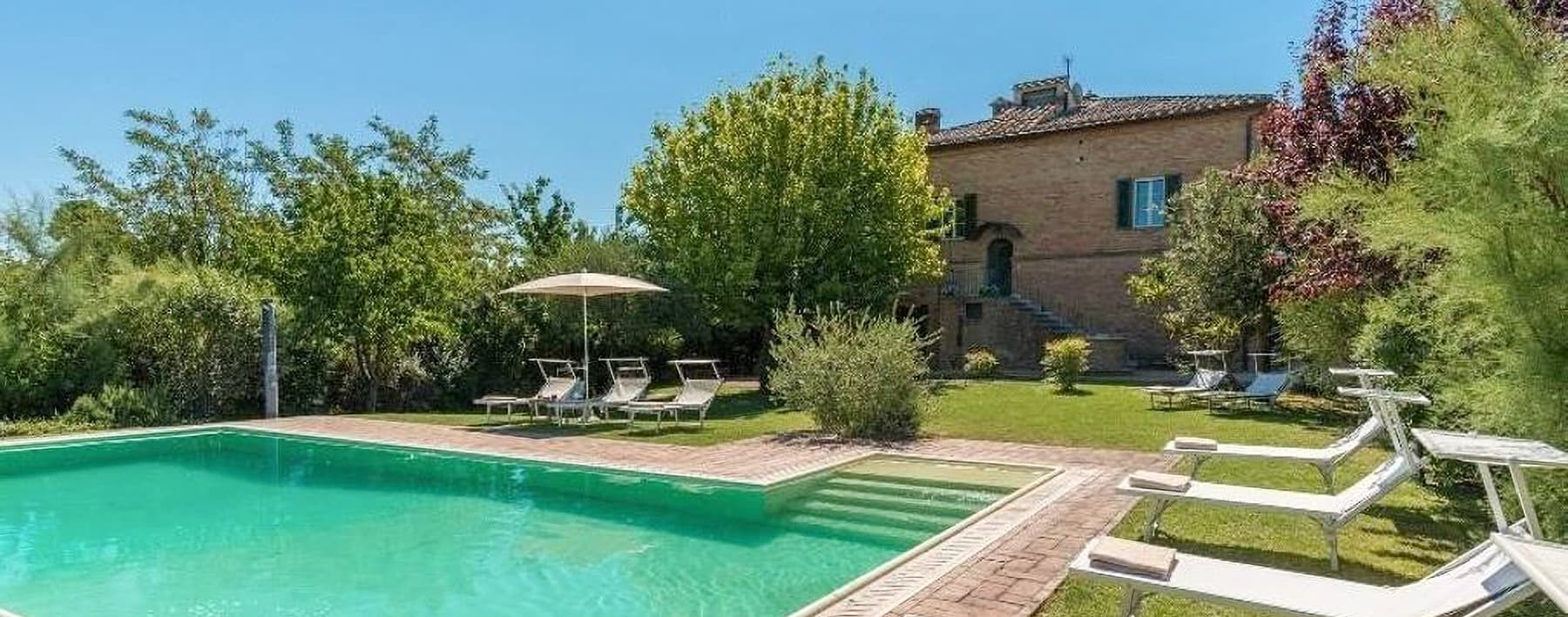 Proprietà con piscina tra le colline toscane a Siena