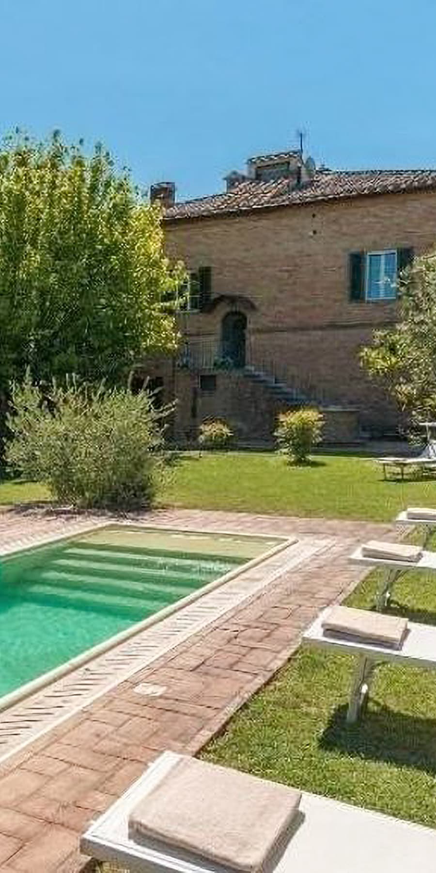 Proprietà con piscina tra le colline toscane a Siena