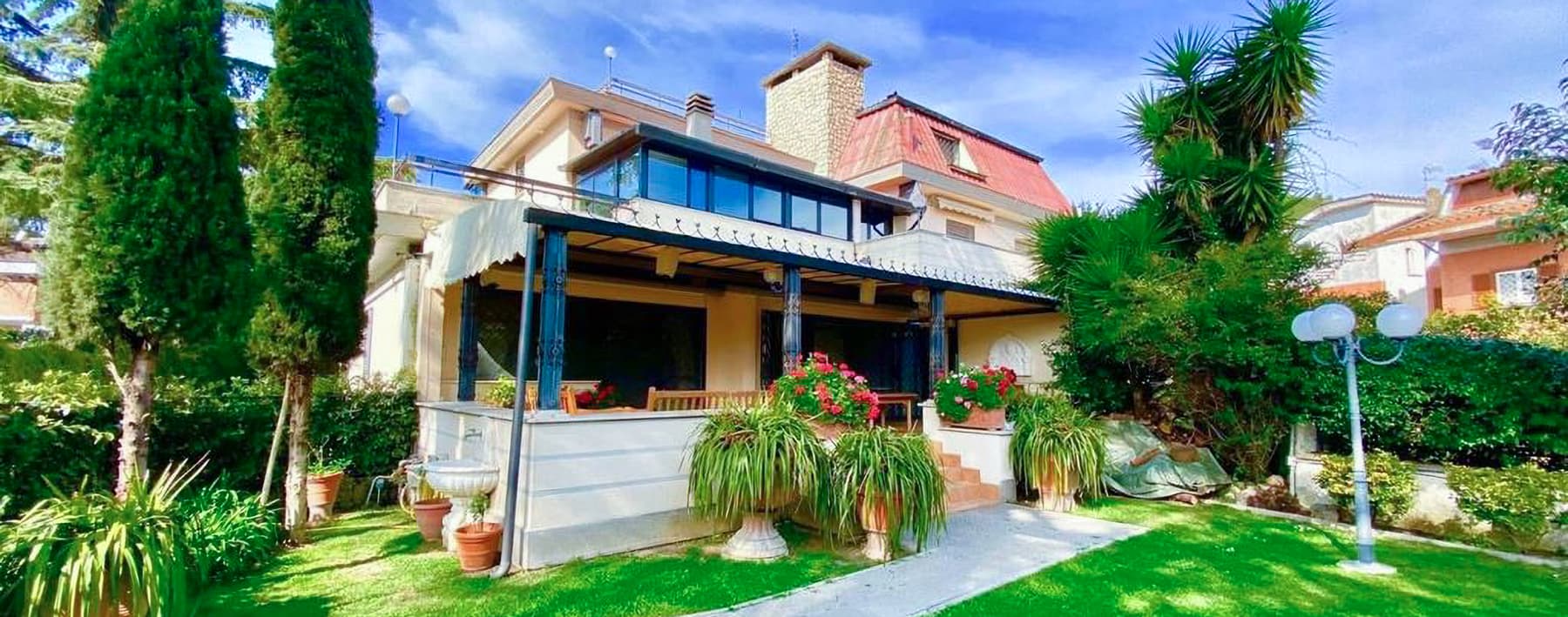Villa panoramica a Roma EUR con giardino e piscina