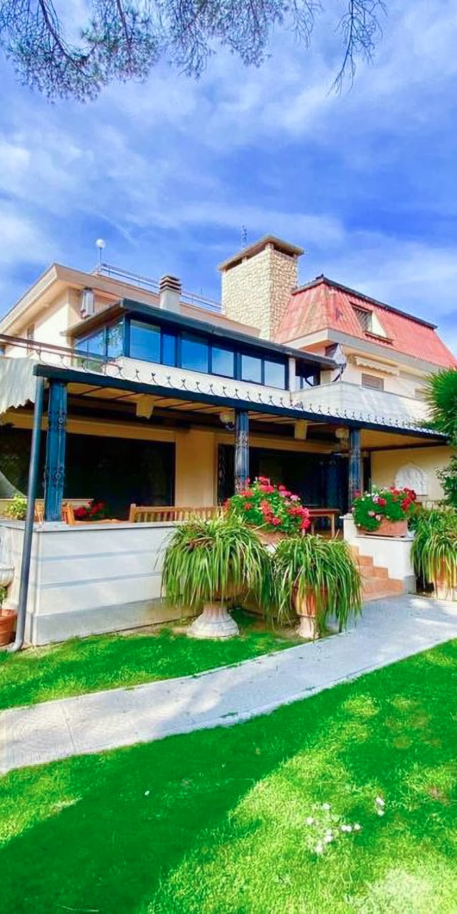 Villa panoramica a Roma EUR con giardino e piscina