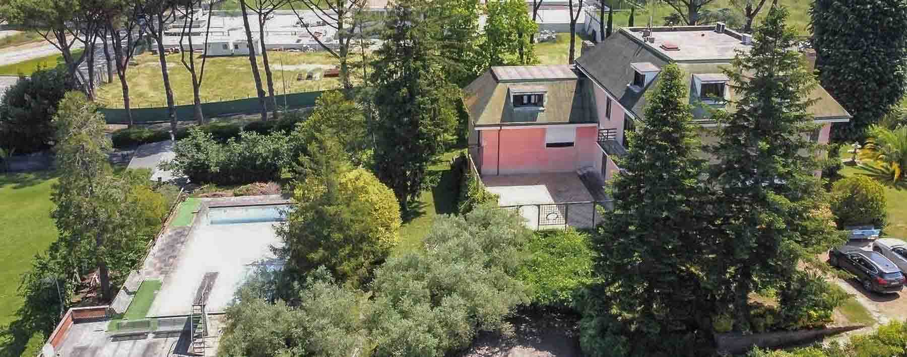 Villa con Parco Privato e Piscina a Roma