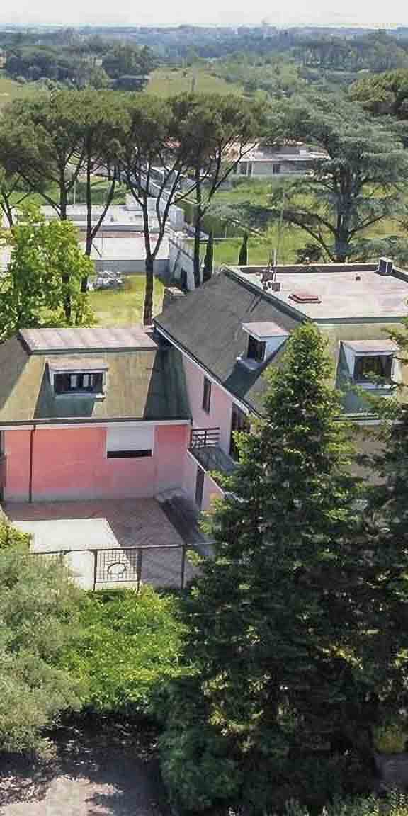 Villa con Parco Privato e Piscina a Roma