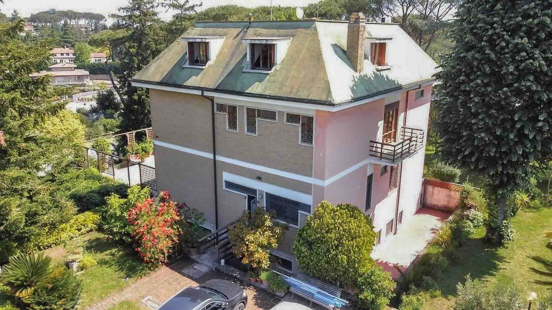 Villa con Parco Privato e Piscina a Roma