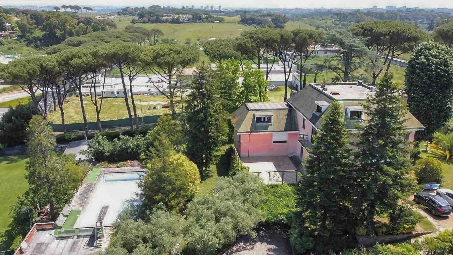 Villa con Parco Privato e Piscina a Roma