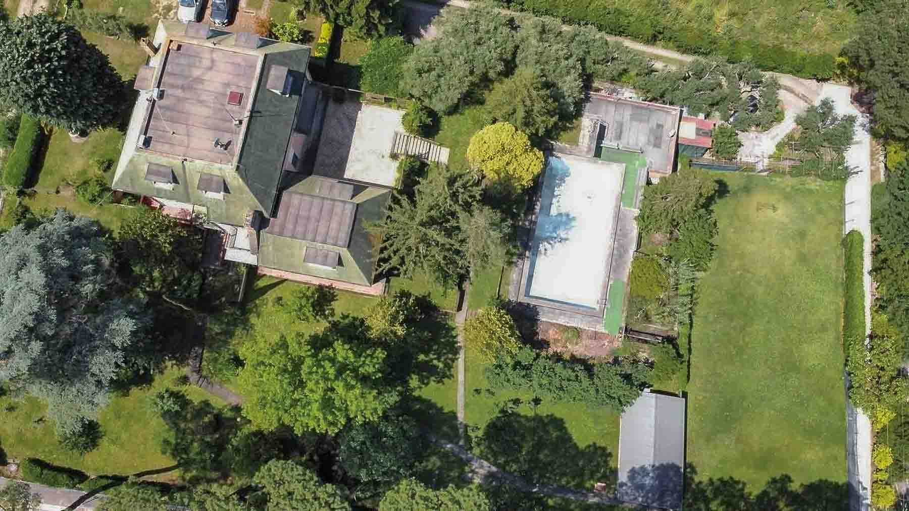 Villa con Parco Privato e Piscina a Roma
