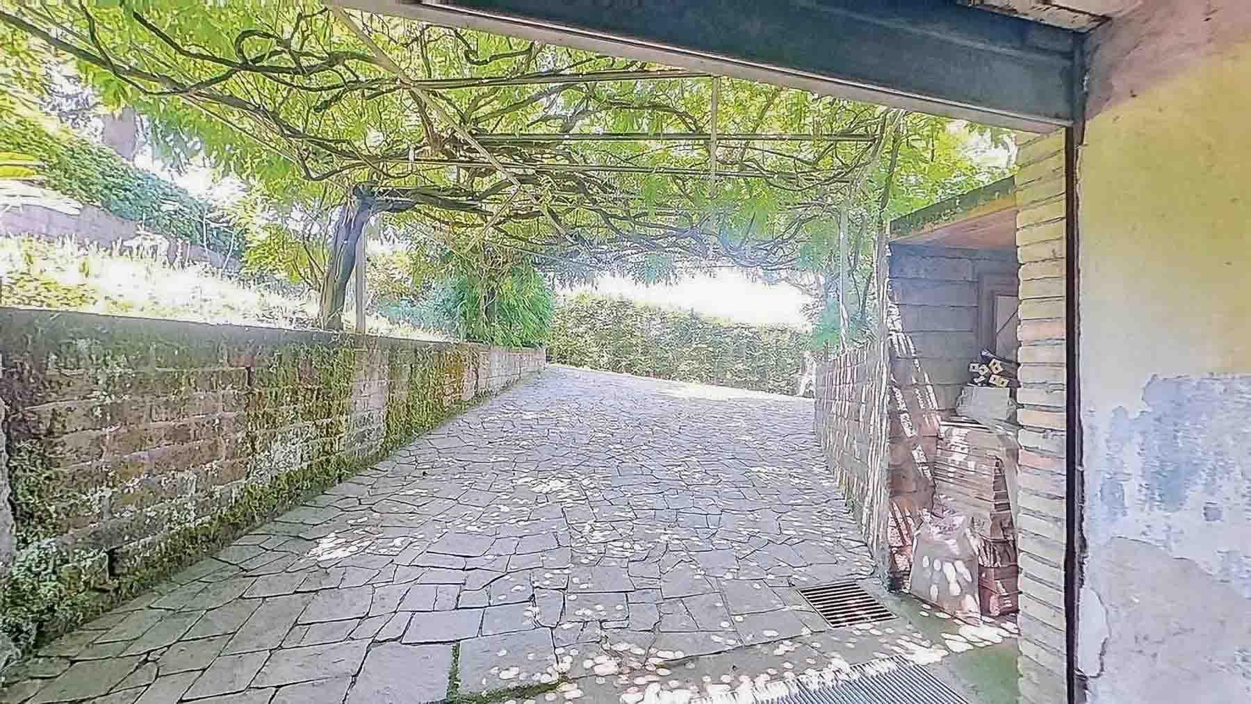 Villa con Parco Privato e Piscina a Roma