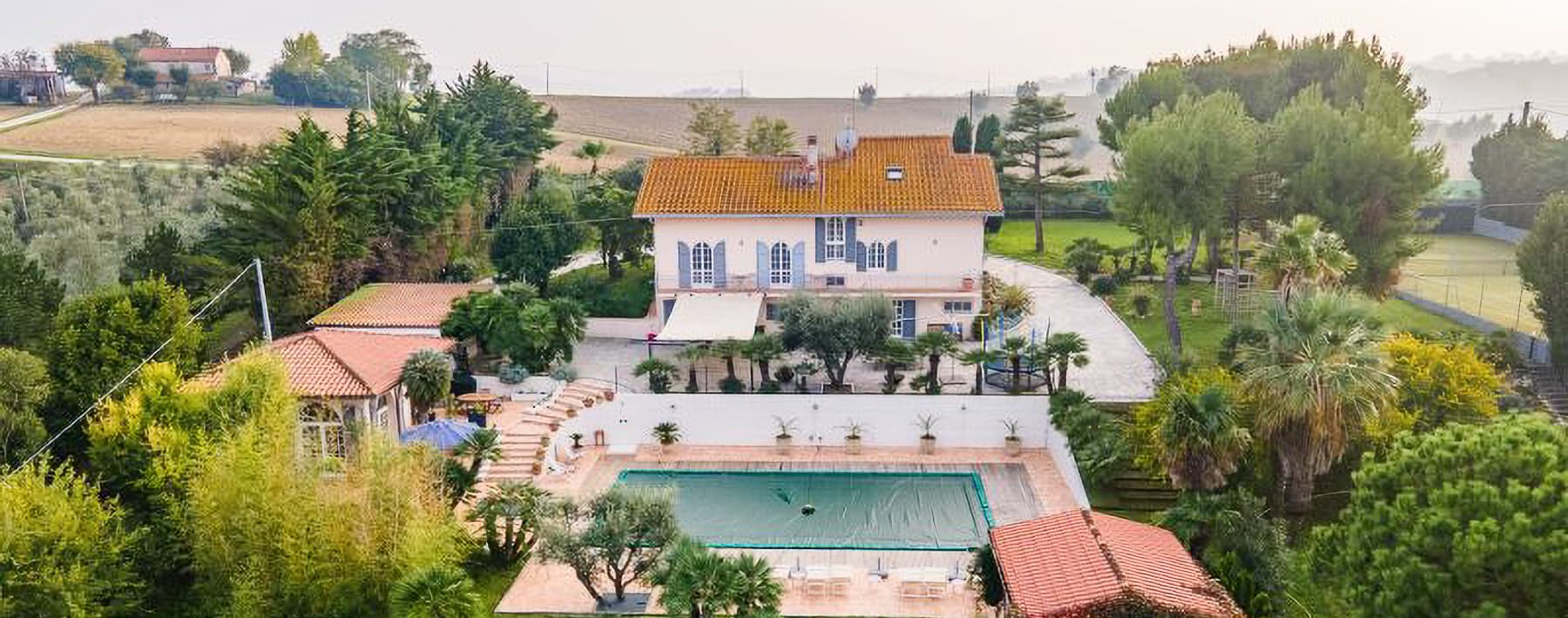 Villa panoramica immersa nel verde di Ostra