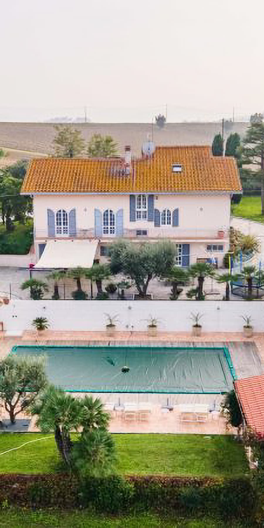 Villa panoramica immersa nel verde di Ostra