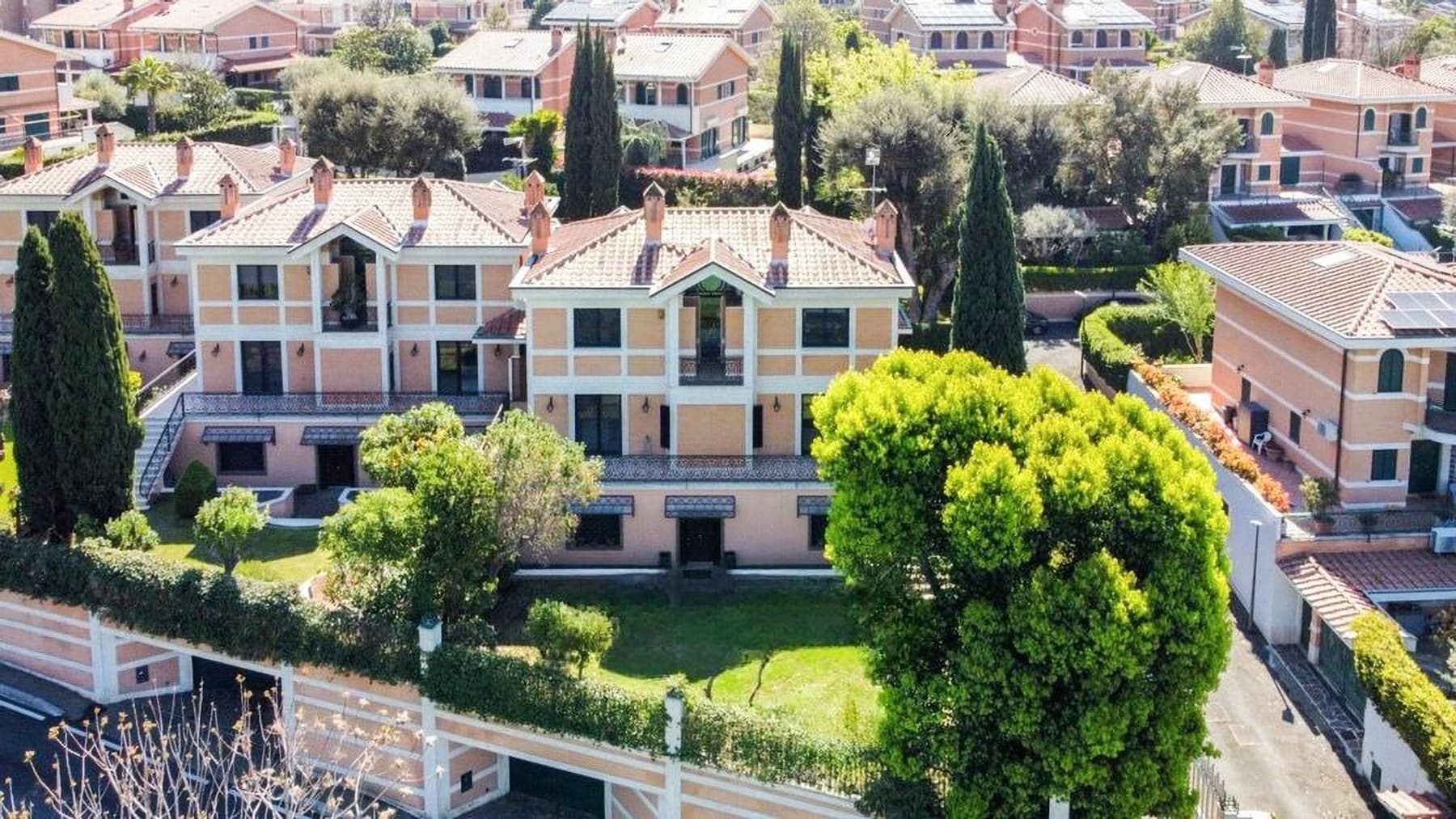 Elegant Villa with Garden in Rome, Lazio