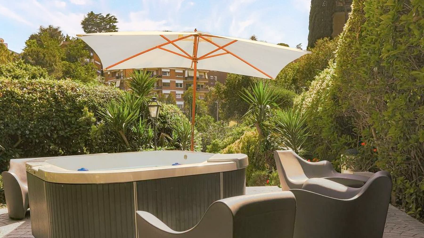 Spacious Apartment with Pool in Rome, Lazio