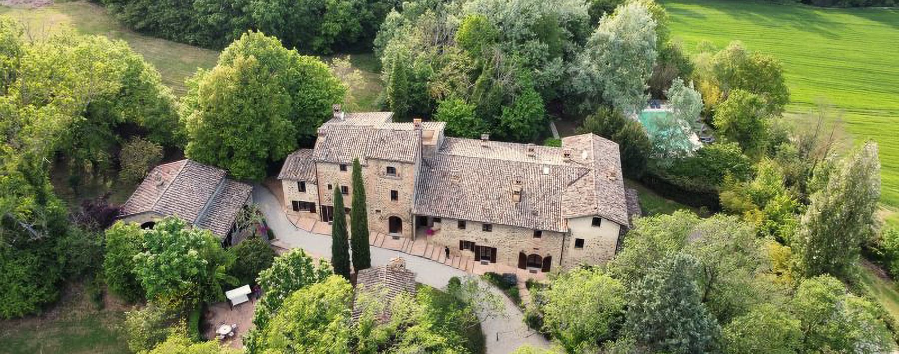 Casale storico in Umbria con piscina e terreno ampio