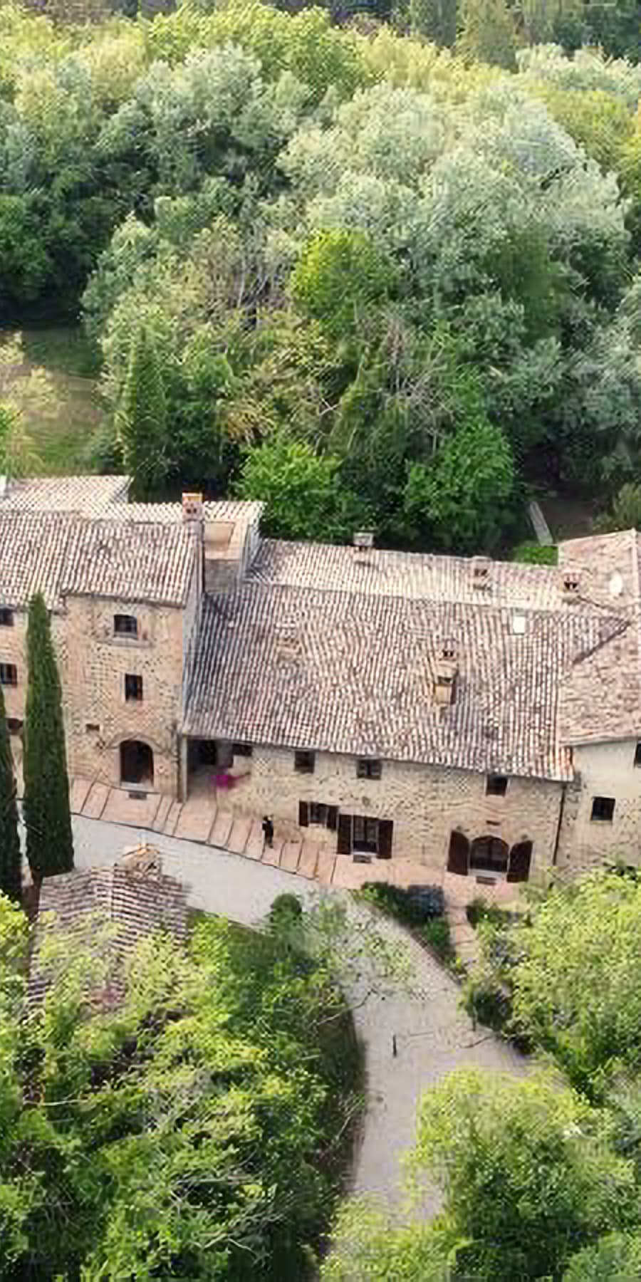 Casale storico in Umbria con piscina e terreno ampio