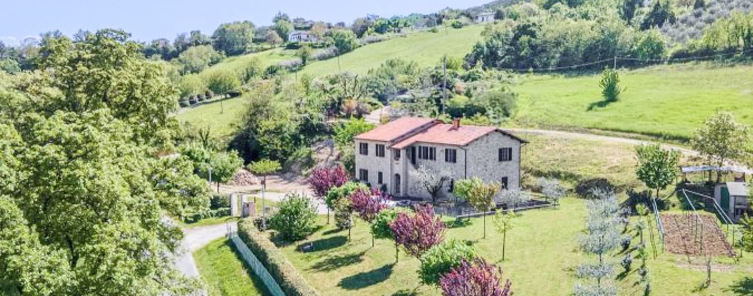 Casale panoramico con uliveto a Gubbio, Umbria