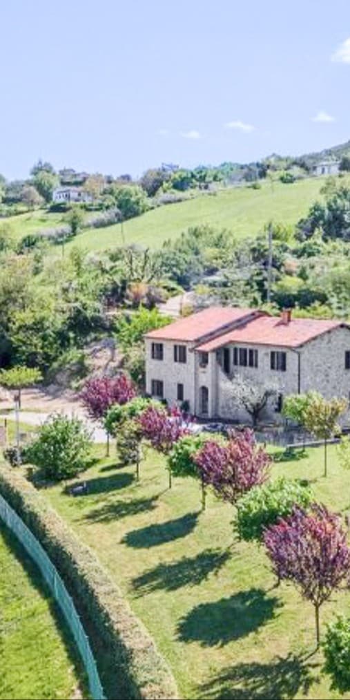 Casale panoramico con uliveto a Gubbio, Umbria