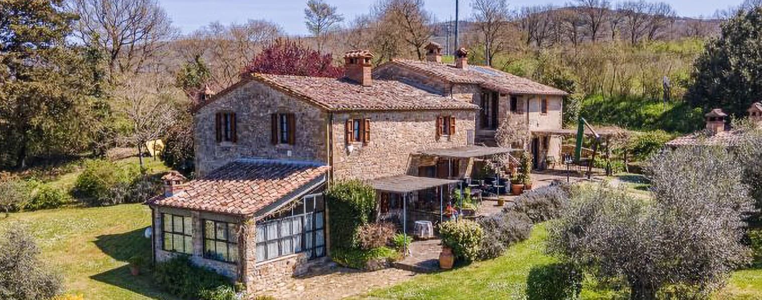 Casale in pietra con piscina a Passignano, Umbria