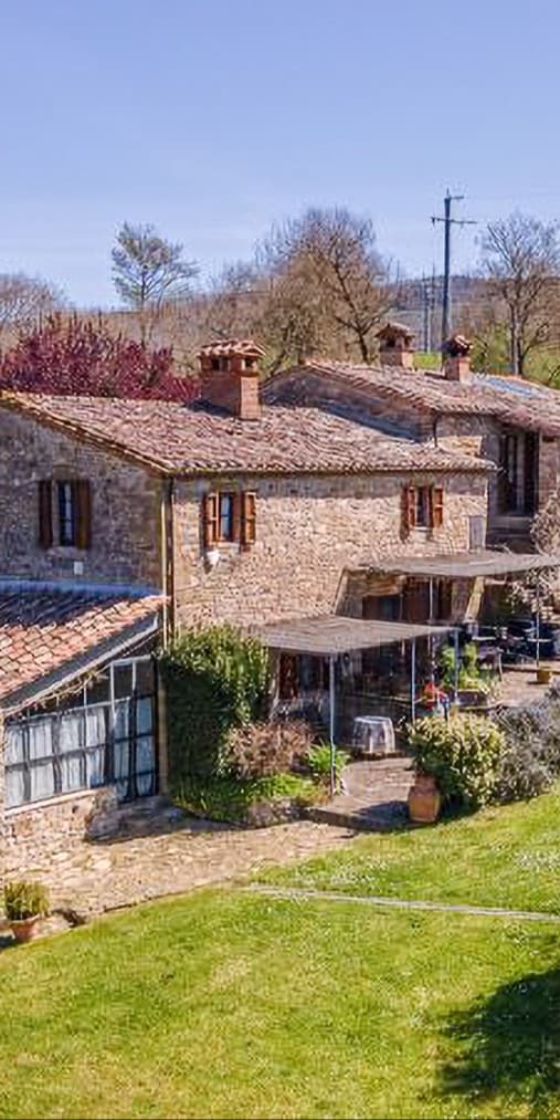 Casale in pietra con piscina a Passignano, Umbria