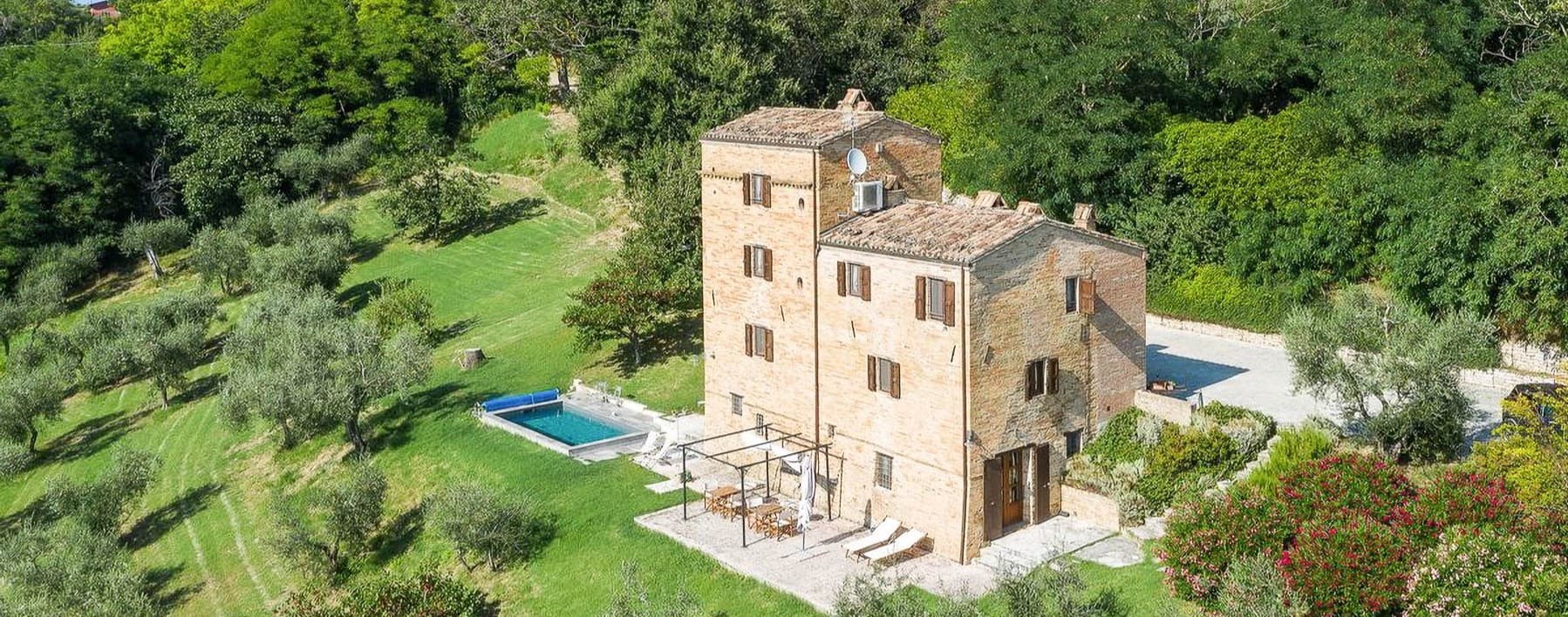 Casale ristrutturato con piscina a Saludecio, 325 mq