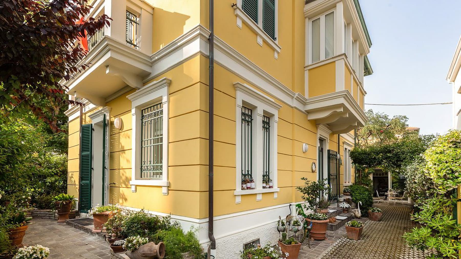 Villa d'Epoca a Pesaro con Giardino e Vista Mare