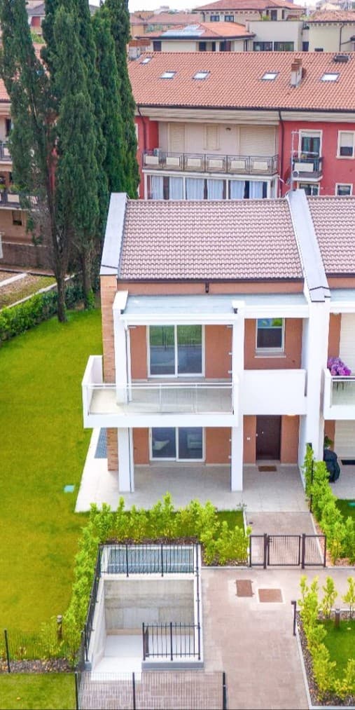 Villetta a schiera di lusso con giardino a Verona
