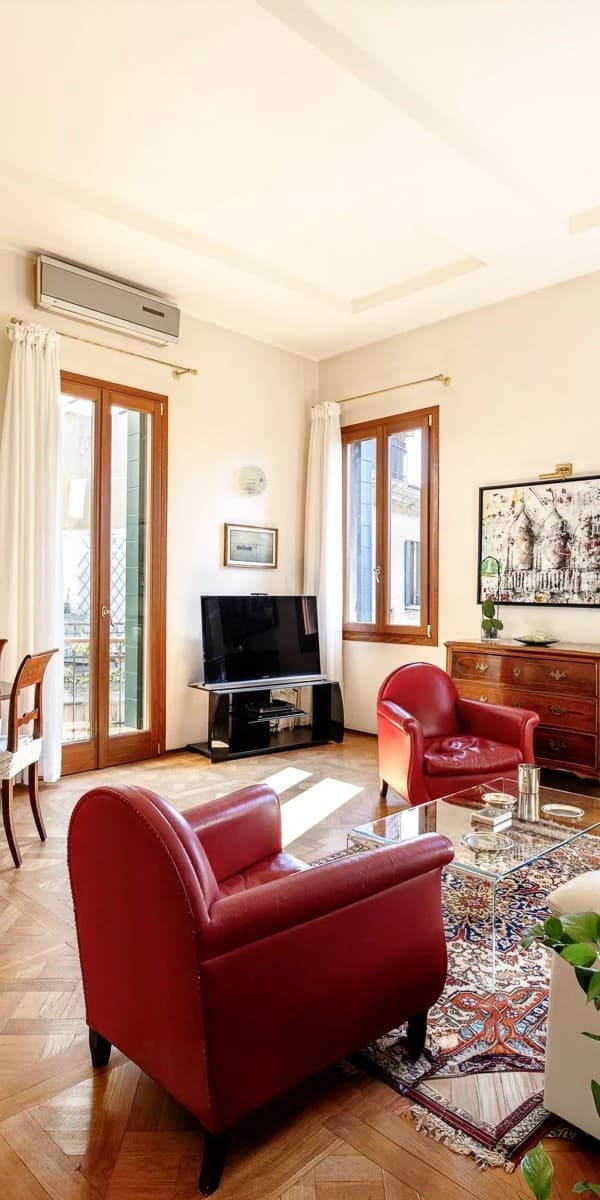 Elegant Apartment in Venice, Veneto's San Polo District