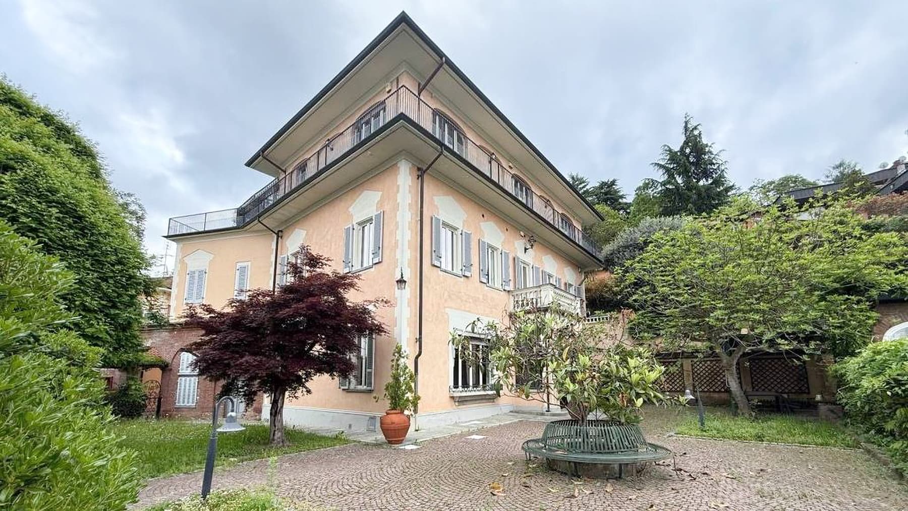 Villa a Torino con giardino privato e 333 mq commerciali