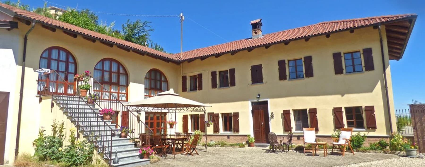 Villa with Infinity Pool in Mango, Piedmont